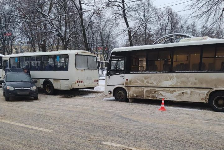 «Лада» сбила пешехода и врезалась в два стоящих автобуса в Воронеже