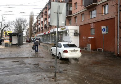 «Уворачиваемся от машин». Почему автомобили ездят по тротуару и сбивают пешеходов у остановки «Некрасова»