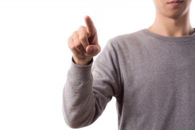 Майор полиции повредил палец при задержании буйного жильца воронежского микрорайона