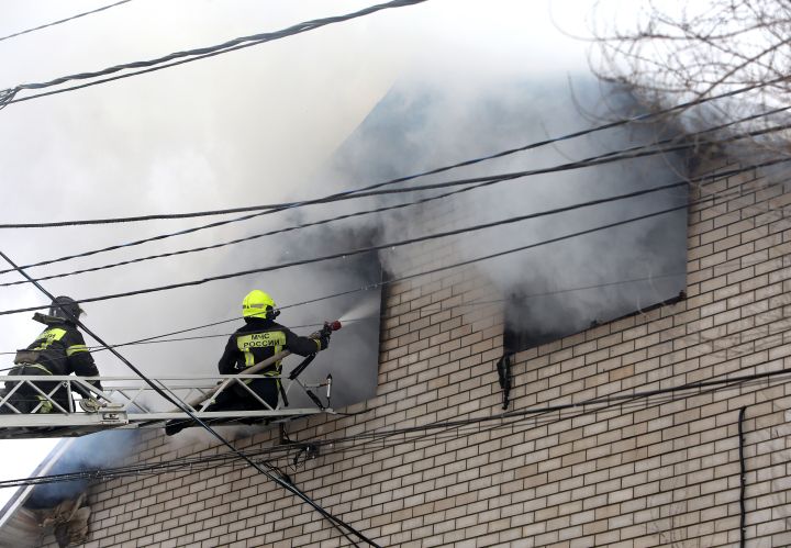 Пожарные на себе вытаскивали стариков из горящего интерната