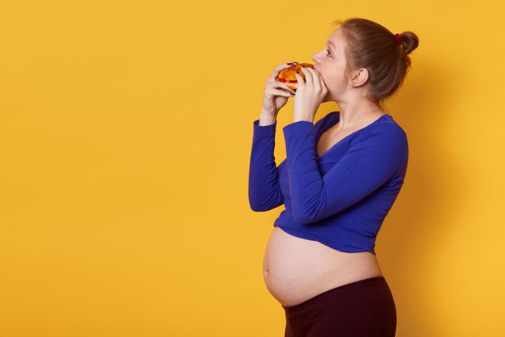 Нужно ли беременной есть за двоих?