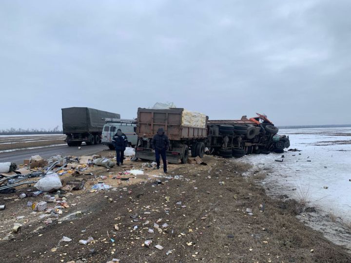 Водитель иномарки погиб после двойного столкновения на трассе в Воронежской области