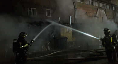 32 человека тушили пожар на складе в Воронежской области