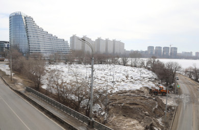 В Воронеже коммунальщики вывозят снег с парковки у Северного моста