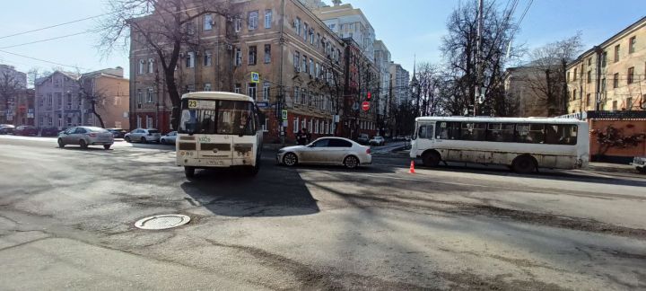 Авария с автобусом и легковушкой случилась в центре Воронежа