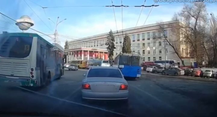 Дерзкий манёвр водителя воронежского автобуса у ВГУ попал на видео
