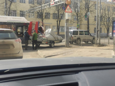 Маршрутка столкнулась с катером в центре Воронежа