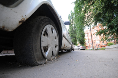 Мужчина испортил шины на машине знакомого, потому что он не захотел разговаривать с ним