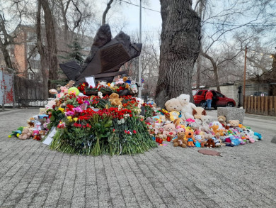 Воронежцы несут сотни цветов к мемориалам, чтобы почтить память жертв московского теракта