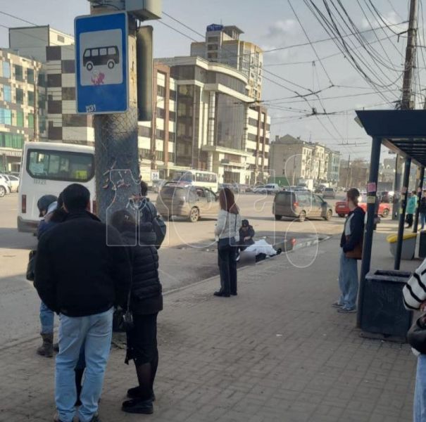 Труп, найденный на автобусной остановке в Воронеже, отправили на экспертизу