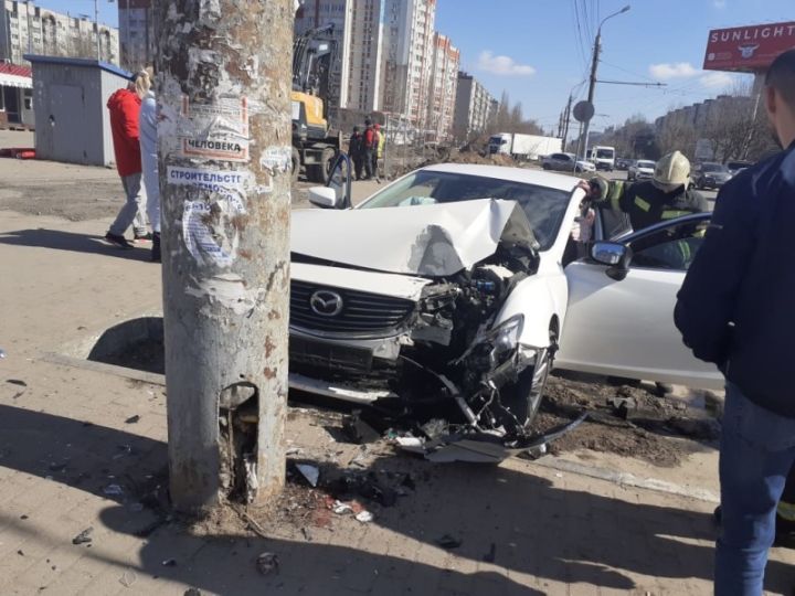 Две иномарки столкнулись в Воронеже — пострадал 18-летний водитель