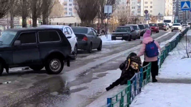 «Дети падают под машины!» Воронежцы забили тревогу из-за опасной дороги у школы