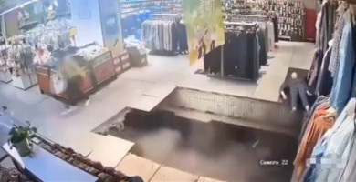 Женщина провалилась под пол вместе с вешалками в магазине одежды