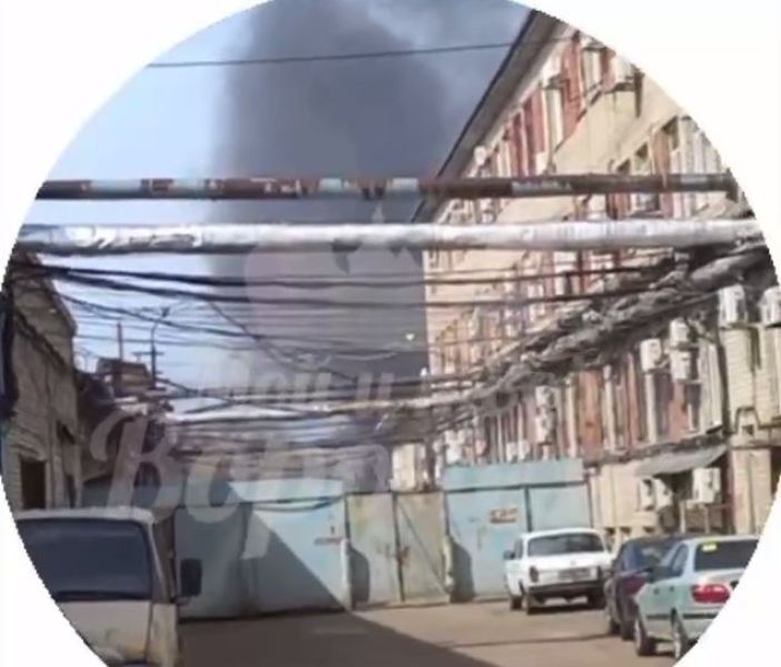 «Полыхает конкретно». Пожар произошёл на территории промзоны в Воронеже