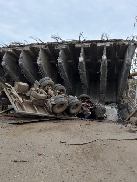 Мост рухнул вместе с грузовиком и легковушкой — есть пострадавшие