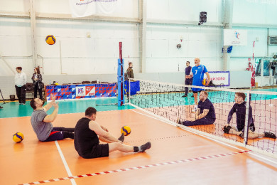 В Воронеже ветераны СВО играют в волейбол сидя
