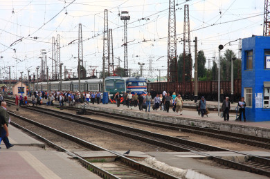 Двое мужчин избили девочку и семейную пару на перроне в Воронежской области