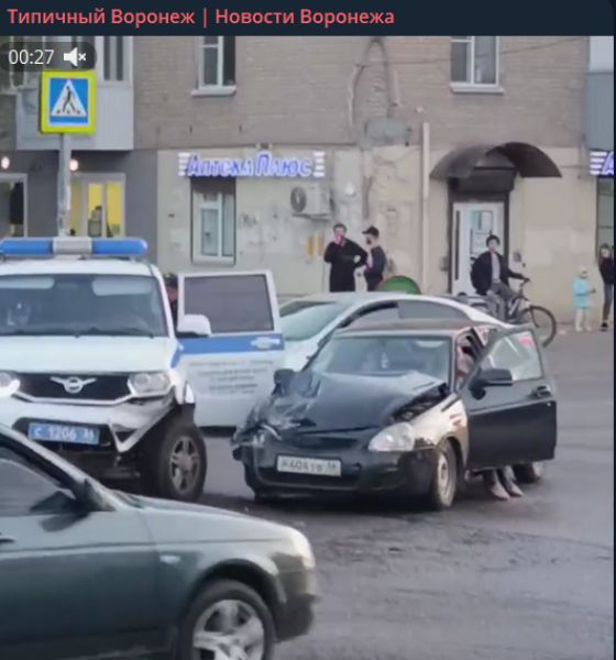 Полицейская машина и «Лада» столкнулись в Воронеже