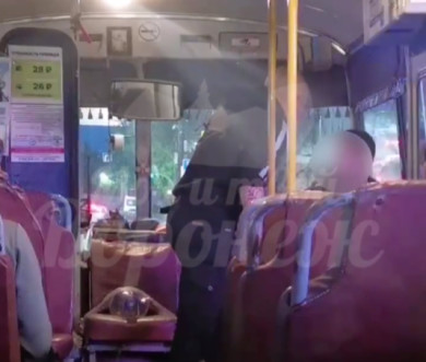 «Я тебя сейчас зарежу»: воронежцы сообщили о неадекватном мужчине с ножом в автобусе