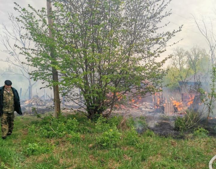 Огонь всё разгорался: житель Воронежской области пожаловался на медлительность пожарных