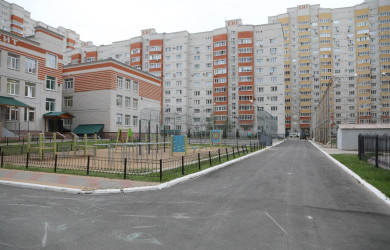 В Воронеже благоустроят более ста территорий школ и детских садов, сообщил мэр
