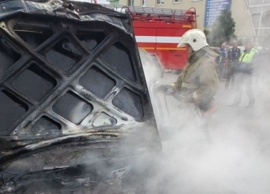 «Нива» сгорела на трассе в Воронежской области