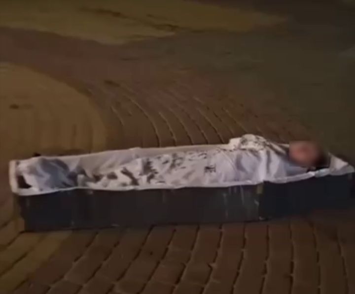 Жителей Черноземья шокировала девушка в гробу напротив городского театра