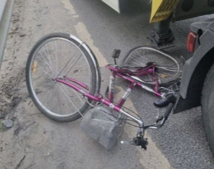 Велосипедист попал в больницу после наезда фуры под Воронежем