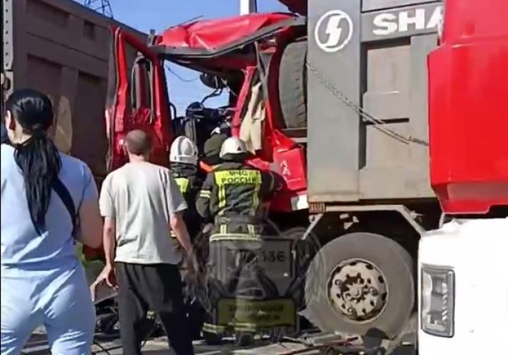 Воронежцы сообщают об аварии с двумя грузовиками