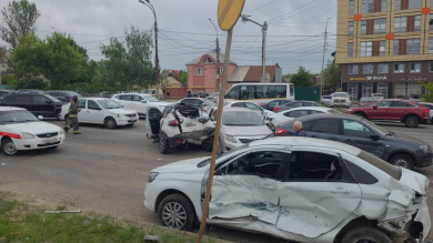 Автобус, полный пассажиров, попал в аварию с восемью машинами в Воронеже