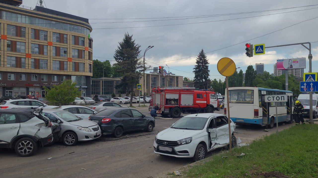 Заблокировано 3 полосы»: пробка из-за массовой аварии сковала дорогу у  Центрального парка