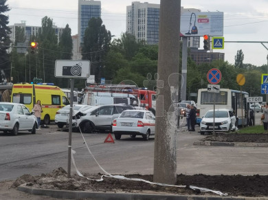 Следком начал проверку после аварии с автобусом и восемью авто в Воронеже
