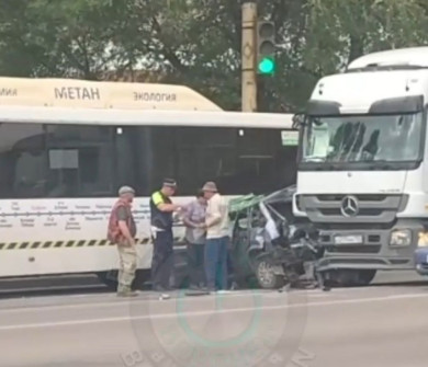 Жуткое ДТП: легковушку зажало между автобусом и грузовиком в Воронеже