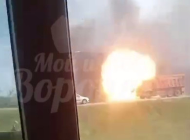 Момент взрыва после страшного ДТП с 14 ранеными в Воронежской области попал на видео