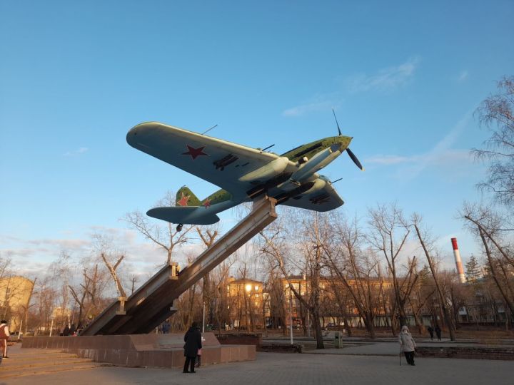 45 лет исполнилось памятнику штурмовику Ил-2 у воронежского авиазавода