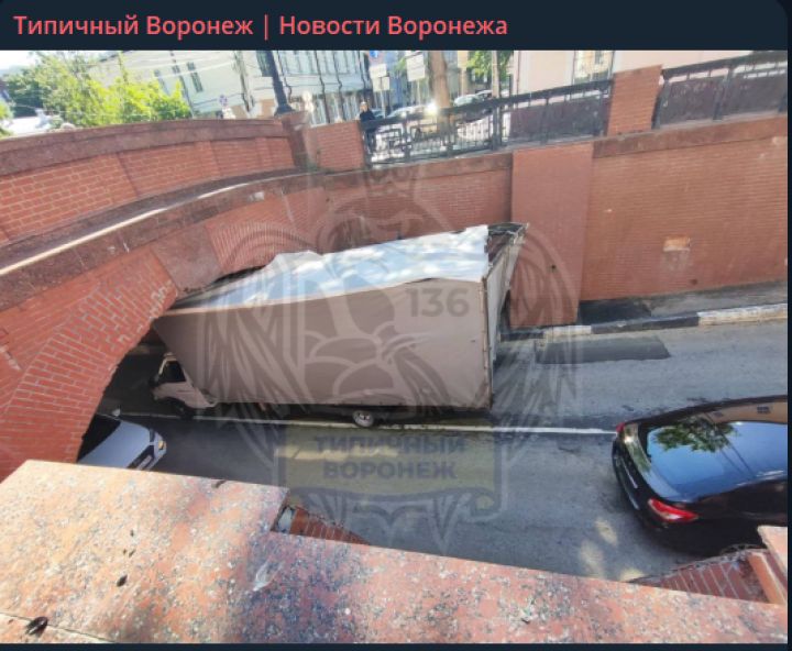 Грузовик застрял под Каменным мостом после его открытия в Воронеже