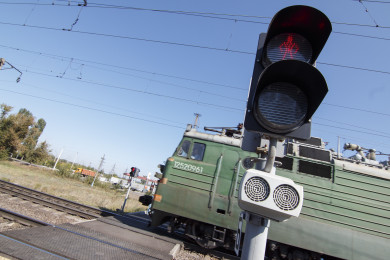 Поезд снёс вылетевший на пути грузовик на переезде в Воронежской области