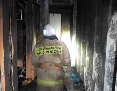 14 человек тушили пожар в многоэтажке в Воронеже: есть погибший