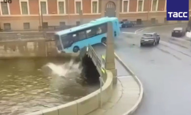 Автобус с пассажирами вылетел с моста, рухнул в реку и утонул – есть погибшие