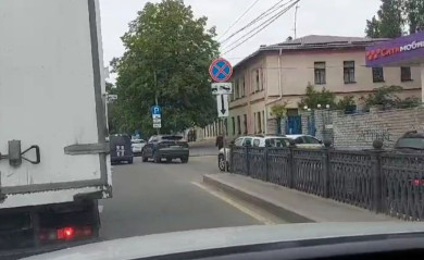 Ежедневная пробка возникает из-за припаркованных авто в центре Воронежа