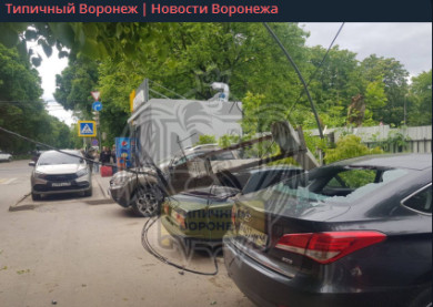 Мусоровоз повалил столб на припаркованные авто в Воронеже