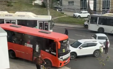 Массовое ДТП с двумя автобусами перекрыло движение на воронежской улице