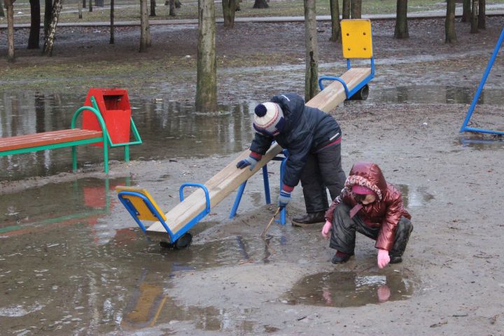Пять опасных детских площадок в Воронежской области отремонтируют после суда