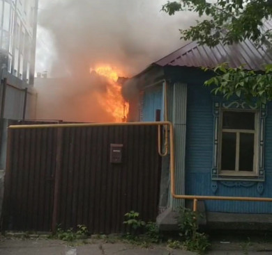 Воронежцы сняли полыхающий жилой дом на видео
