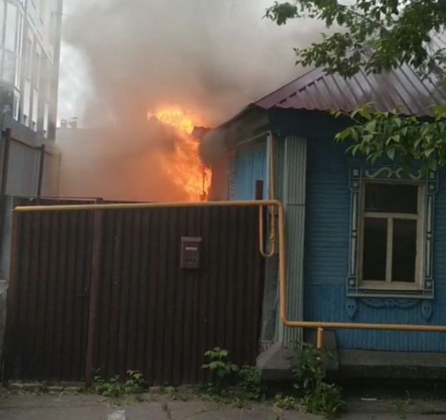 Воронежцы сняли полыхающий жилой дом на видео