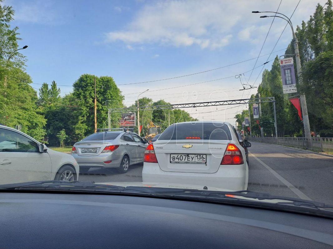 Огромная пробка сковала Московский проспект в Воронеже