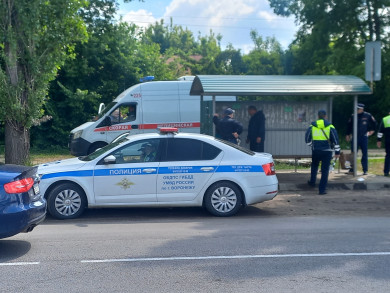 Скорую помощь и полицейских с автоматами заметили у автобусной остановки в Воронеже