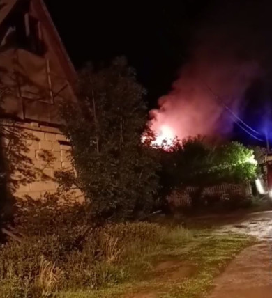 Пожар уничтожил крышу жилого дома под Воронежем (ВИДЕО)