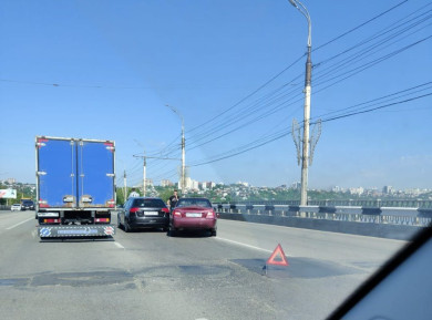 Авария на мосту в Воронеже перекрыла две полосы движения