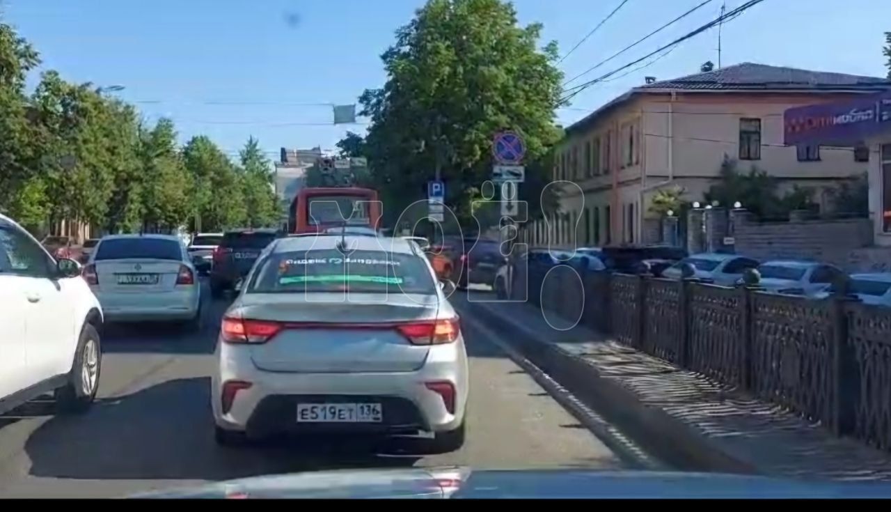 Пробка в центре Воронежа ежедневно отравляет жизнь автомобилистам